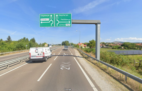 Hatvan felől közelítve, a Lőrinci-Selyp megállónál a 21-es úton