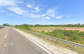 Széles főút oldali fronttal, a 21-es útról is jól látható